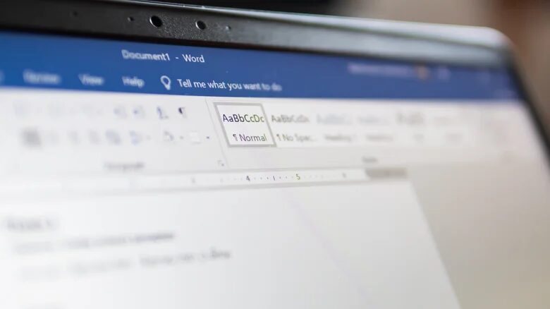 Microsoft переведет Office 2019 для Mac в режим чтения 1 Экран ноутбука с открытым Microsoft Word в режиме чтения
