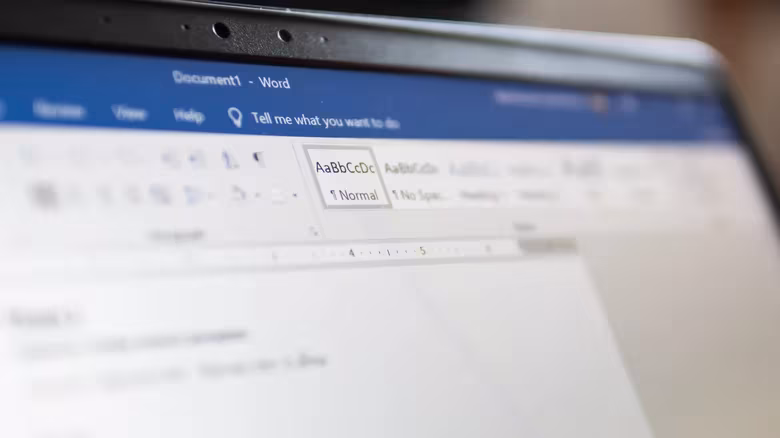 Экран ноутбука с открытым Microsoft Word в режиме чтения