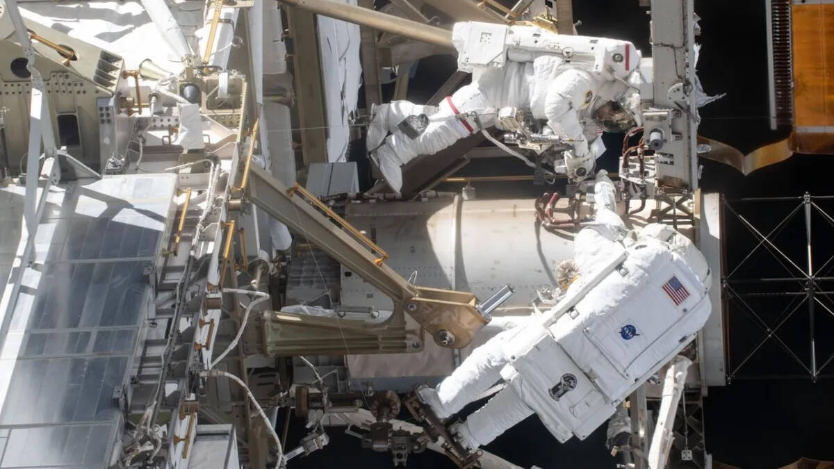 Космический робот Canadarm2 на МКС ремонт