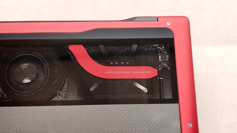 Лимитированная версия ноутбука Ferrari AI PC внутри корпуса