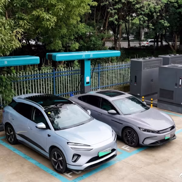 Две электромобиля у зарядной станции BYD и Sinopec