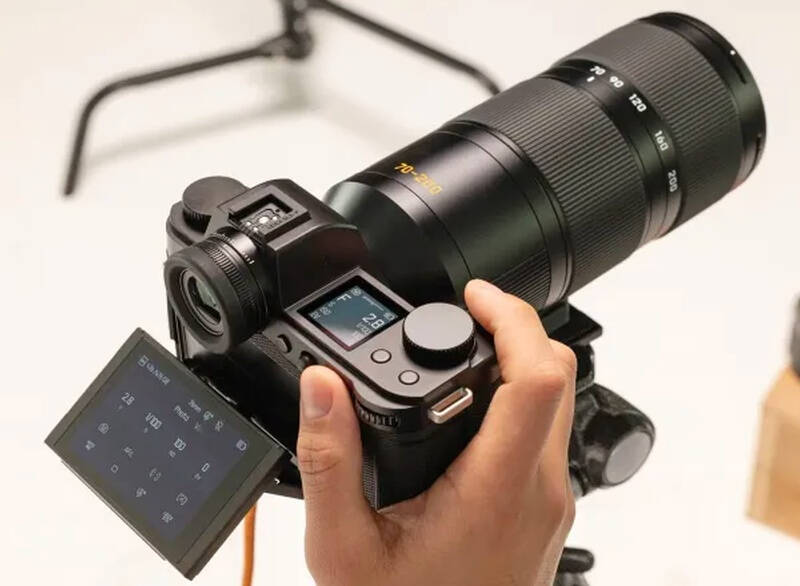 Камера Leica SL3-P с крупным объективом в руке