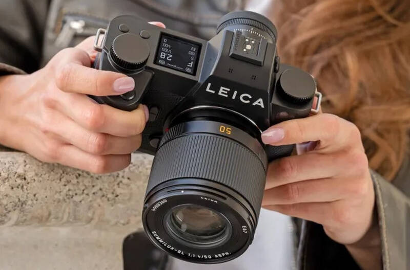 Пальцы держат камеру Leica SL3-P крупным планом