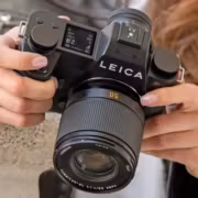 Пальцы держат камеру Leica SL3-P крупным планом