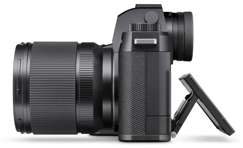 Камера Leica SL3-P с длинным объективом слева