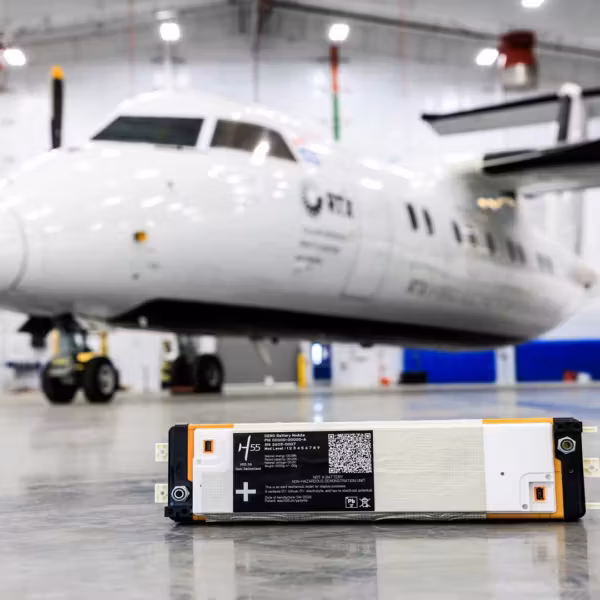 авиационная батарея Pratt Whitney в ангаре