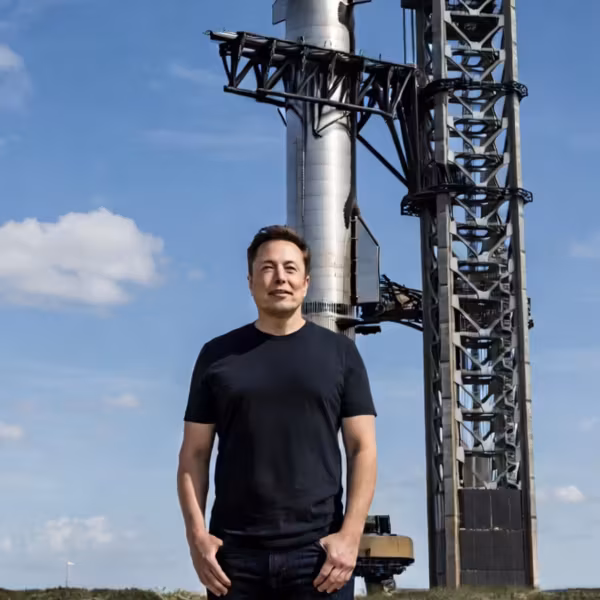 Мужчина в чёрной рубашке перед башней SpaceX