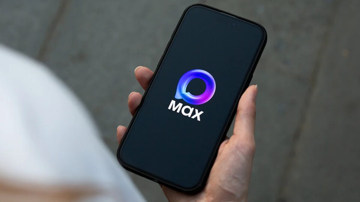 Человек держит телефон с логотипом Max на экране