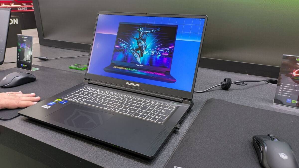 ноутбук MSI мастер Gaming с ярким экраном шоу