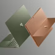 Два ноутбука Surface Pro и Surface Laptop в развернутом виде
