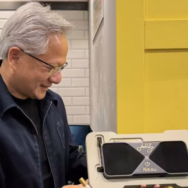 Человек держит кейс с названием Nvidia Vera Rubin