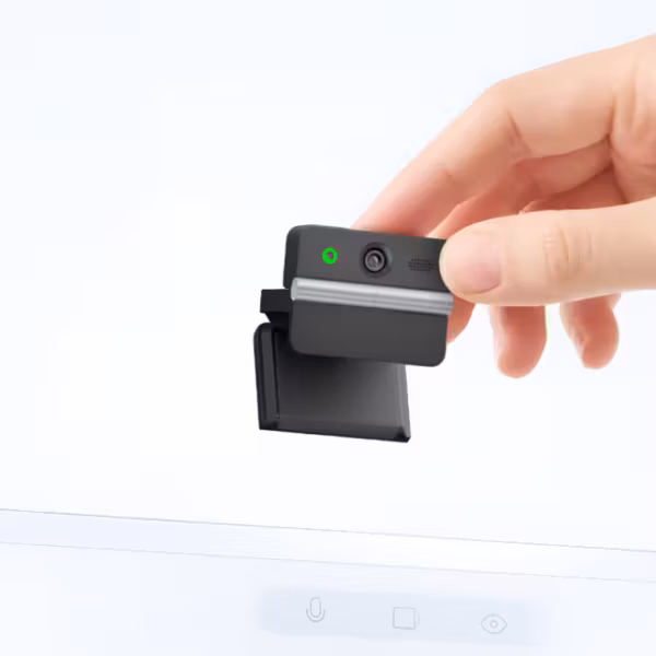 Веб-камера Obsbot Meet Flip держит на руке