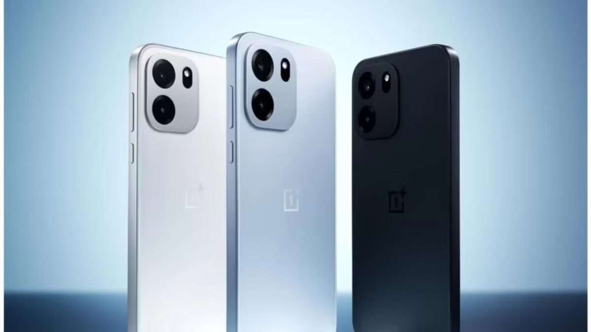 Три смартфона OnePlus Turbo 6X в белом черном цветах