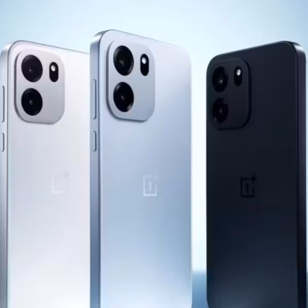 Три смартфона OnePlus Turbo 6X в белом черном цветах