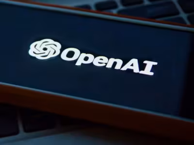 Логотип OpenAI на экране компьютера