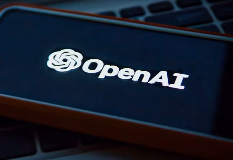 Логотип OpenAI и иконка нейросети на экране устройства OpenAI ChatGPT
