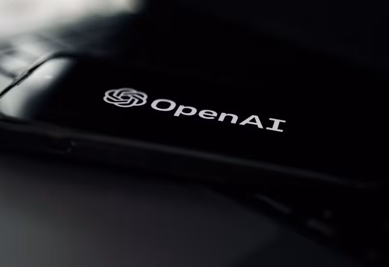 Логотип openAI на темной поверхности