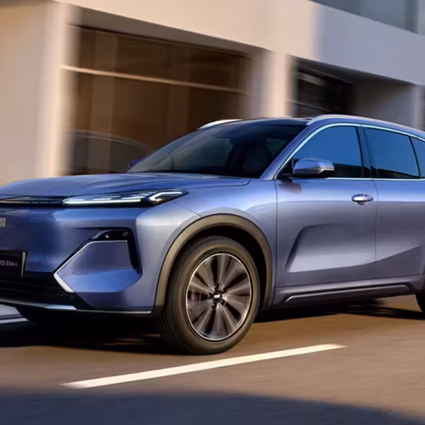 Электромобиль Geely RX EM-G синий движется по городу
