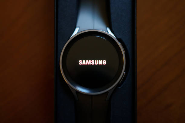 смарт-часы Samsung с белым логотипом Samsung на экране