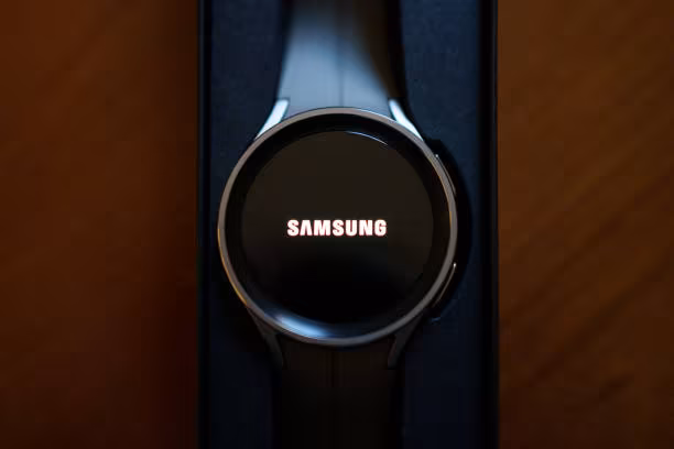 смарт-часы Samsung с белым логотипом Samsung на экране