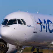Самолет МС-21 в основном цвете белый