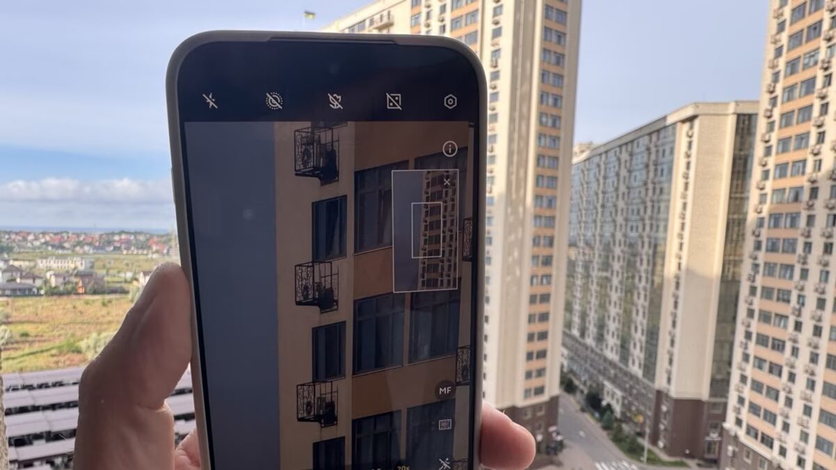 Смартфон Vivo X500 Ultra на фоне высоток в городе