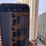 Смартфон Vivo X500 Ultra на фоне высоток в городе
