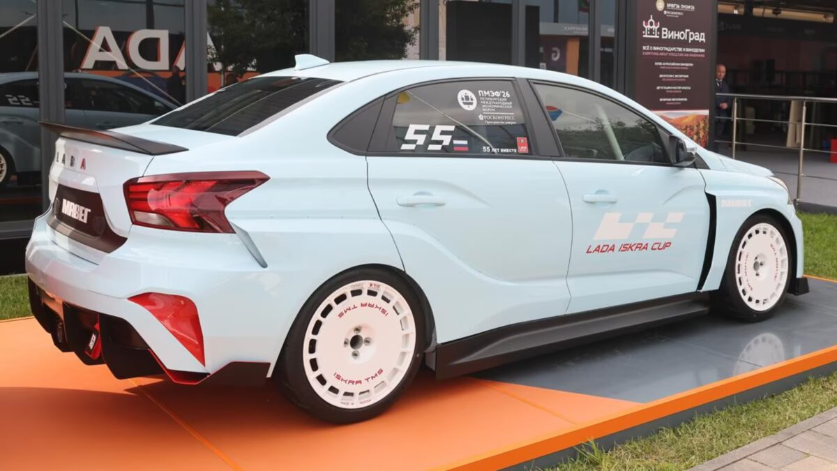 Гоночная Lada Iskra TMS на выставке