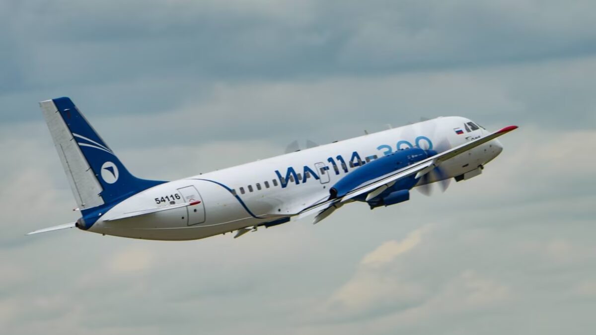 Боинг 737-800 самолет Ил-114-300 в небе