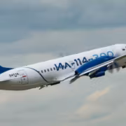 Боинг 737-800 самолет Ил-114-300 в небе