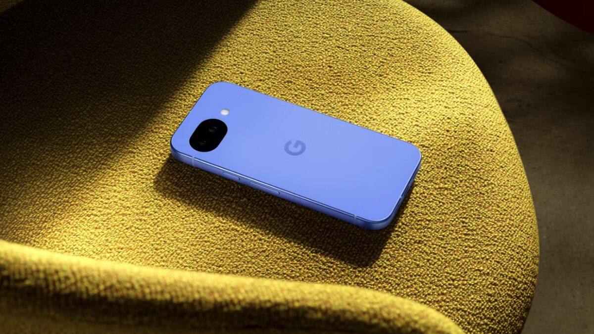 Google добавит в Android защиту от фейковых звонков 1 Смартфон Google Pixel на желтом кресле