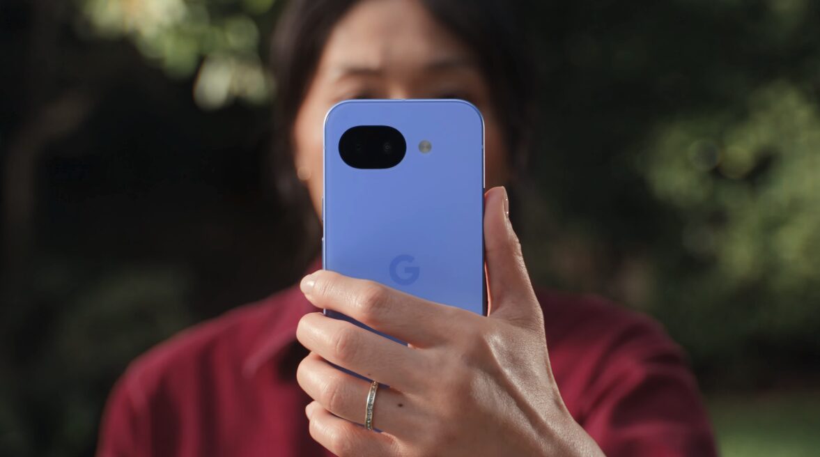 Женщина держа смартфон Google Pixel 6a на улице