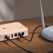 Мини-UPS Kinetics 8K Portronics подключены к Wi-Fi роутеру на деревянном столе
