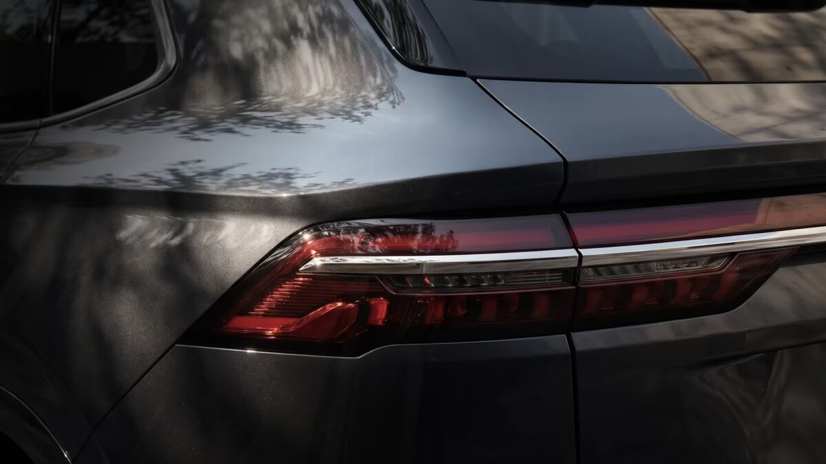 Задняя часть автомобиля Volga C50 темный цвет