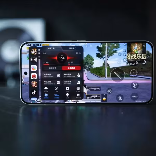 Игровой смартфон Redmi K90 Ultra в руке геймера