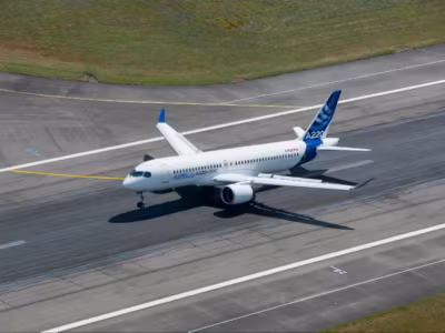 Самолёт Airbus A220-300 на взлёте Airbus A220