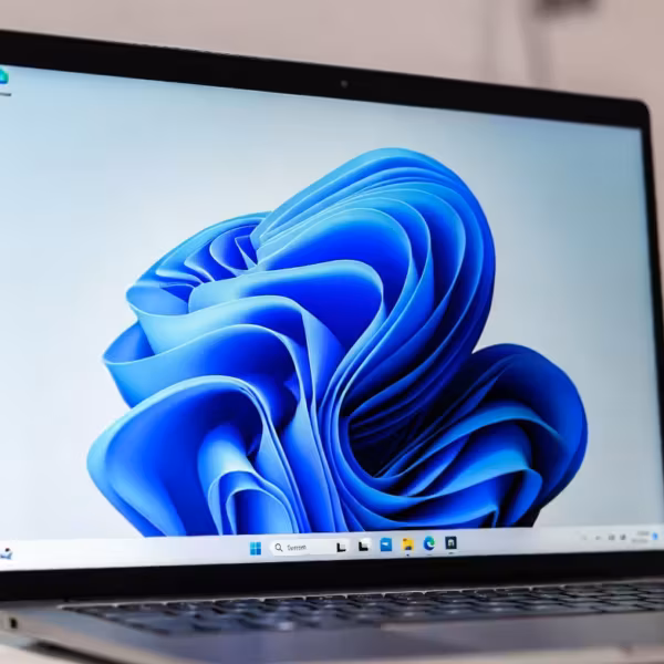 Ноутбук с экраном и рабочим столом Windows 11