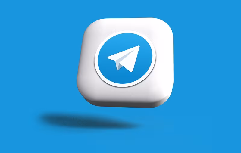 Иконка приложения Telegram с голубым фоном и логотипом