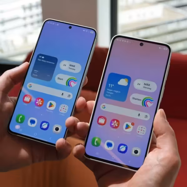 Два смартфона Samsung Galaxy на руках у человека