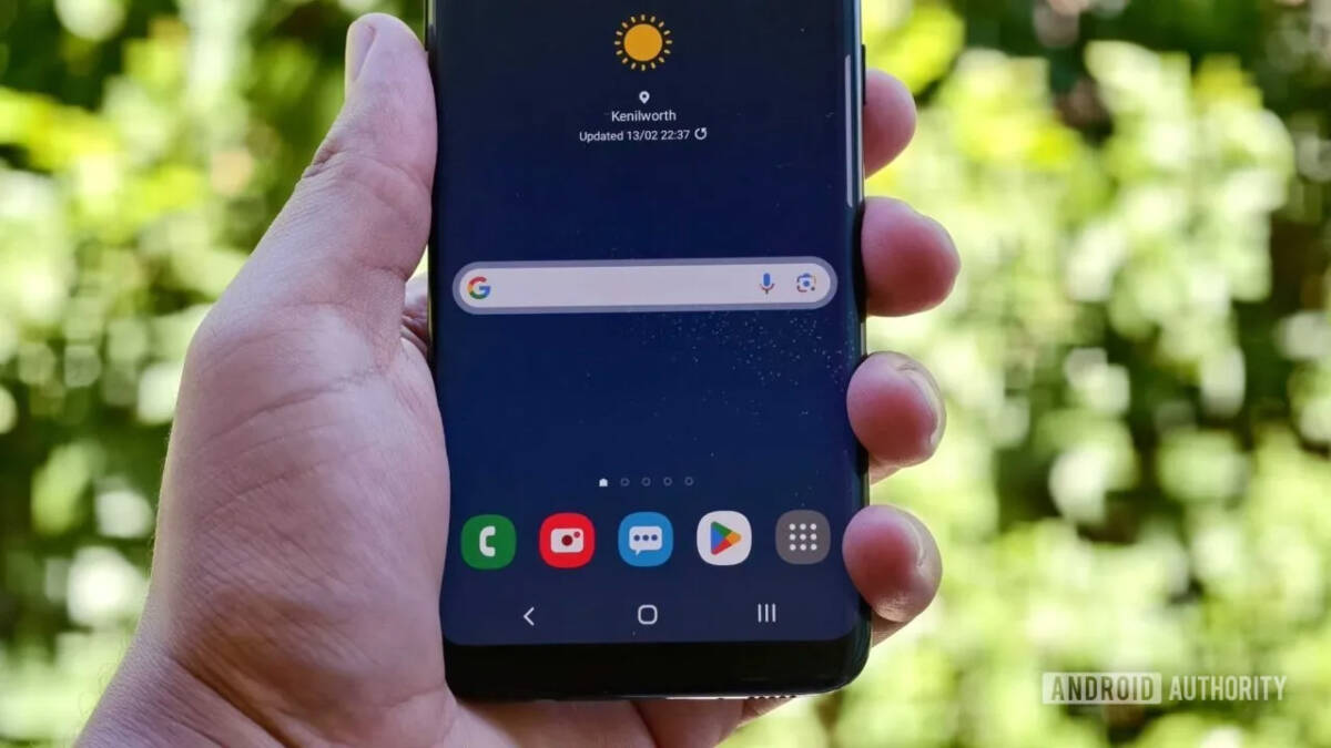 Смартфон Samsung Galaxy S8 в руке на улице
