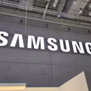 Большая светящаяся вывеска Samsung на стене выставочного зала