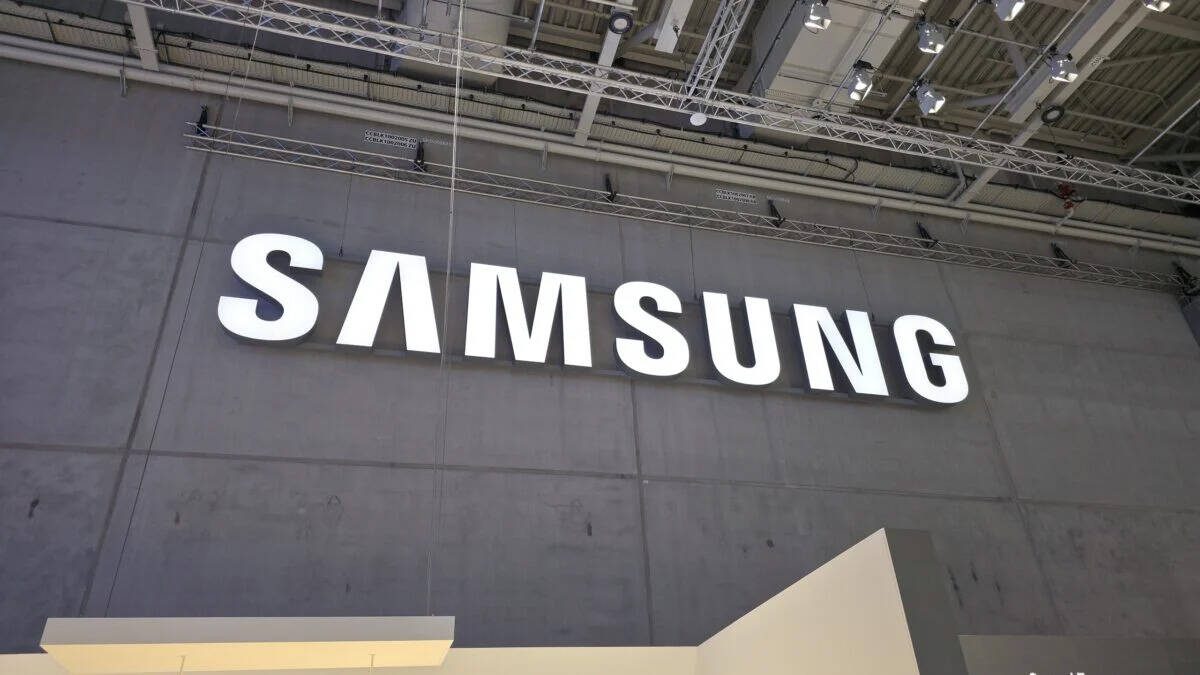 Вывеска Samsung на стене внутри выставочного центра