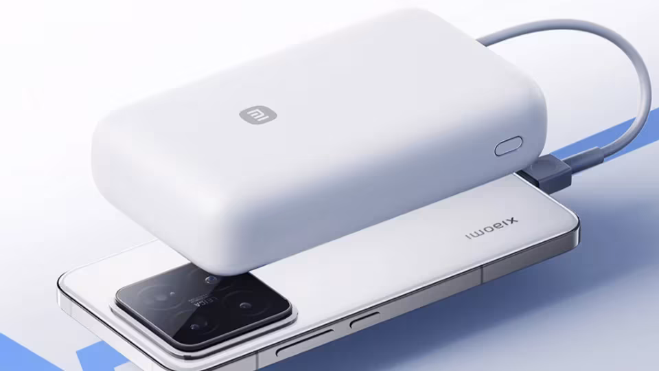 Внешний аккумулятор Xiaomi 20000 мАч подключен к смартфону