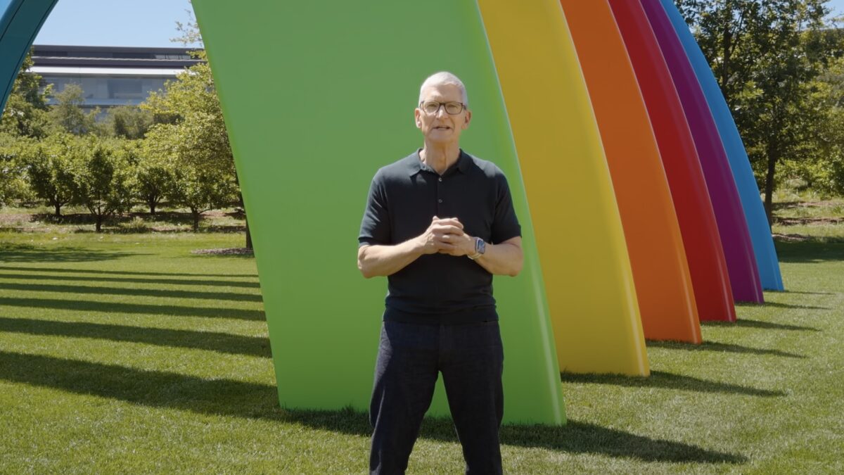 Человек у rainbow arches на открытом воздухе