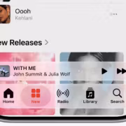 Экран iPhone с приложением Apple Music на фоне обновлением Liquid Glass