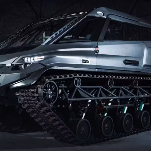гусеничный T8 Visuva на выставке в1024x768