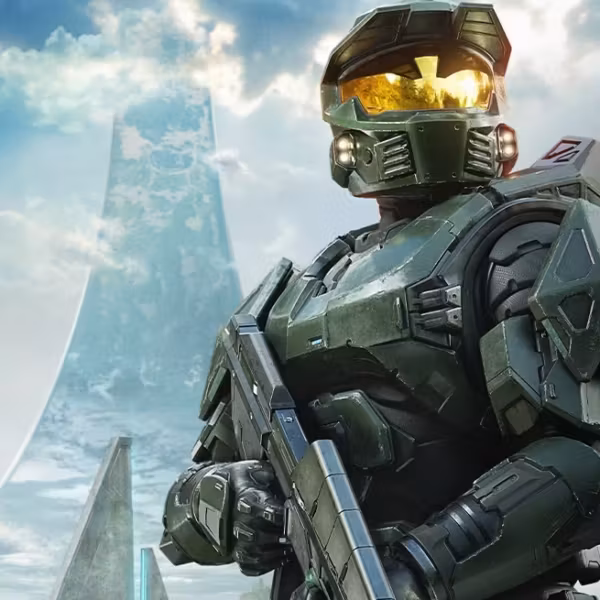Костюм Spartan из игры Halo на фоне с несколькими архитектурными сооружениями