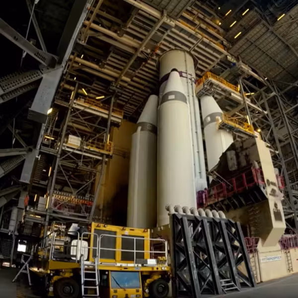 Ракета Ariane 6 внутри инфраструктуры подготовка к запуску
