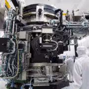 Крупный промышленный аппарат TSMC с кабелями и рабочими