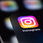 экран смартфона с приложением Instagram и иконкой Instagram